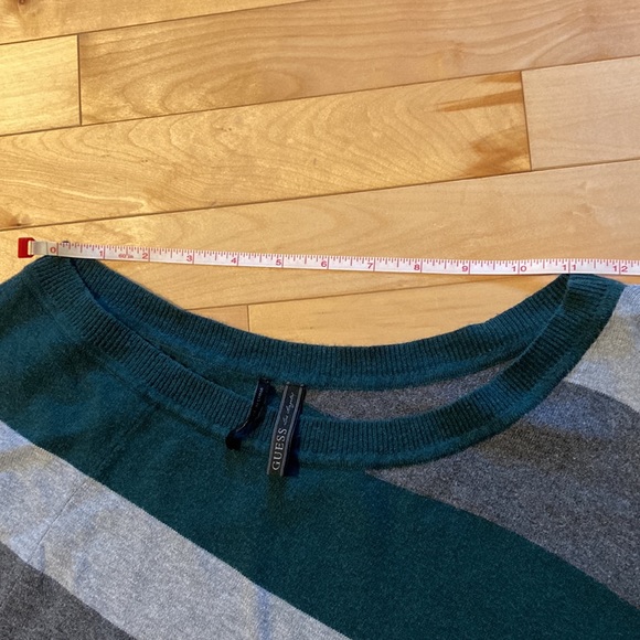 Small Guess Off-the-Shoulder short-sleeved sweater in great pre loved condition - Picture 4 of 7